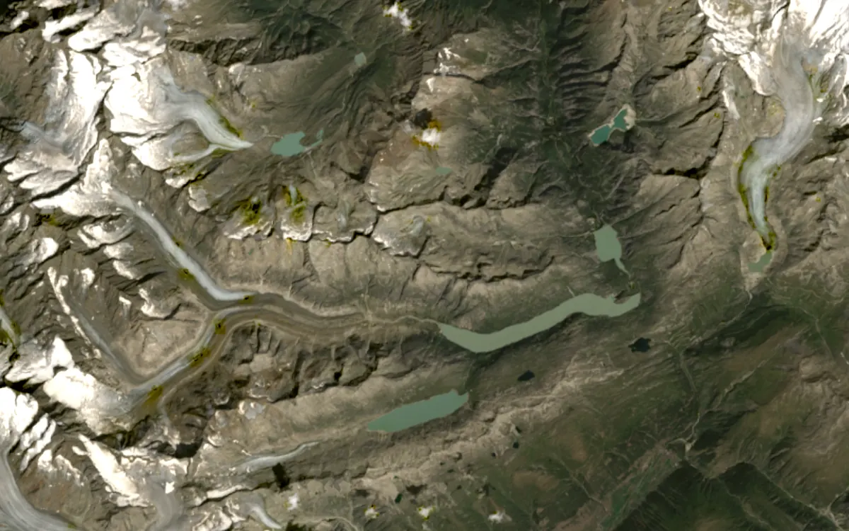 The same area in August 2026: much smaller snowfields, shorter glacier tongues, more exposed rock.