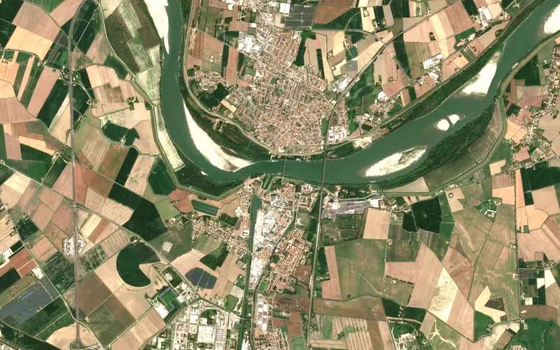 The same stretch of the Po in 2026: the pale sandbars look larger.